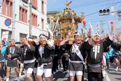 威勢の良い掛け声で祭りを活気づけた一皇子宮神社神輿（7月31日午後2時20分ごろ、立町通り）