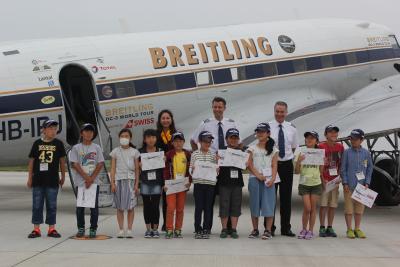 憧れの機体の前で機長らと記念撮影...