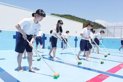 チームプレーで床と壁をきれいにした