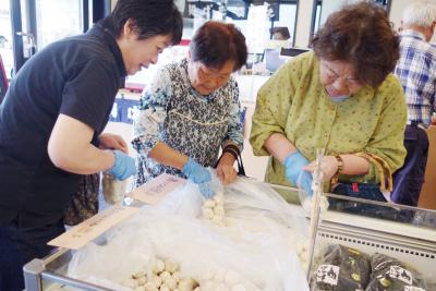 詰め放題に挑戦。旬の生鮮品を一緒...