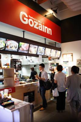 ハマテラスの一角にあるステーキ＆...