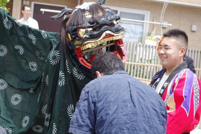 獅子舞で自治会スタートを祝った