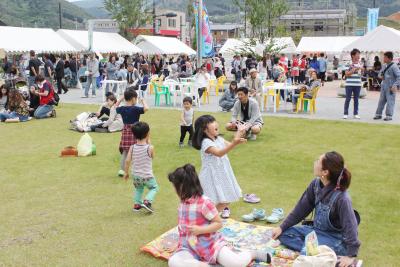 会場を駅前広場に移したことで、ゆ...