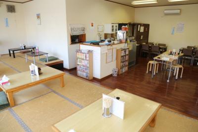 明るく広々とした店内。座敷とテー...