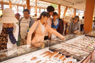 人気を集める鮮魚コーナー