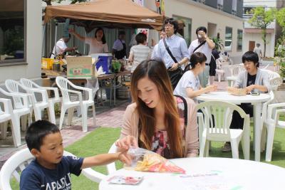 歩行者天国でテラス席が設けられた...