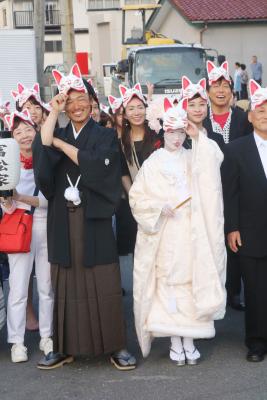 参列者に囲まれて記念撮影する和美...