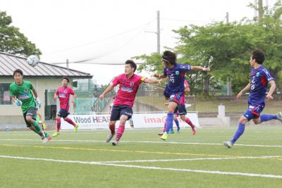 試合終了間際に途中出場の佐藤が頭...