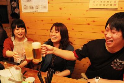 各店では参加者の「乾杯！」がそこ...