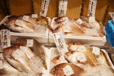 鮮魚コーナーは人気の的