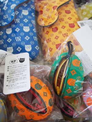 ホヤをデザイン化したカラフルなグ...