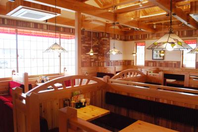 くつろげる全93席のテーブル席