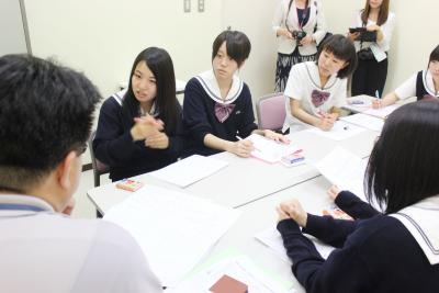 各班の代表生徒が課題の解決策を考...