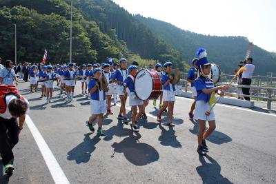 鼓笛隊を先頭に渡り初めが行われた