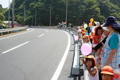 沿道には子どもたちも並び、完成を...