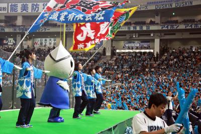 勝利を願って大声援を送る地元から...