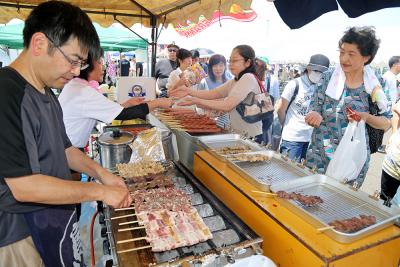 香ばしい肉の香りが立ち込めた会場...