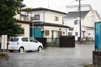 住宅街も道路が見えないほど雨水が...
