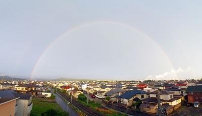 雷を伴う雨雲が一過。大きな虹がま...