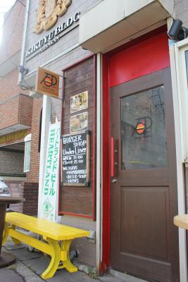 小さな入口の先に大きく口を開いて...