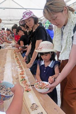 協力して地元食材を使ったラビオリ...
