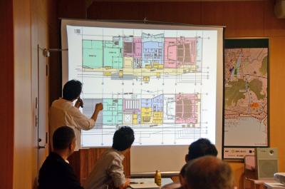 施設の1、2階の平面図が示された