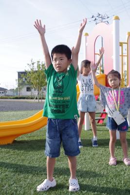 さまざまな学年の子ども たちが一...