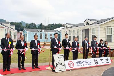 関係者がテープカットで祝った