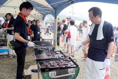 鯨肉の炭火焼きは今年も大好評