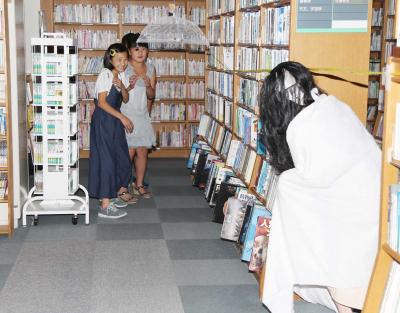 本棚の陰に誰かいる」。進むのも勇...