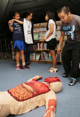 「なんだこれ」。床に転がる人体模...