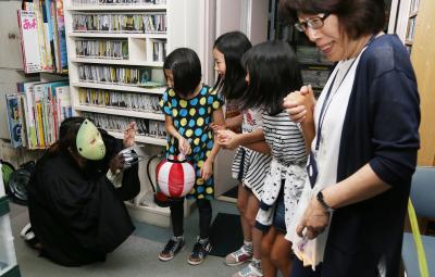 隙間から爪を広げた怪人が出没