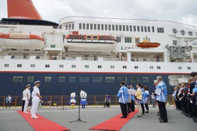 にっぽん丸の寄港を歓迎した今年6...