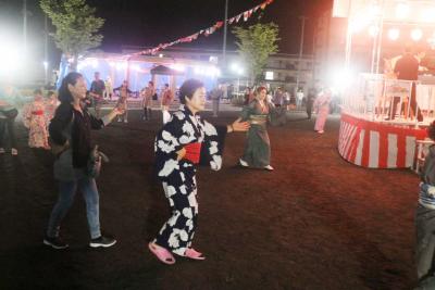 住民たちが輪を作って「新蛇田音頭...