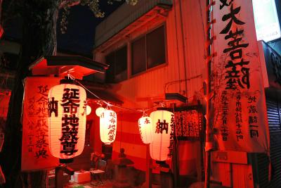 延命地蔵尊に供物を捧げ祈願する奉...