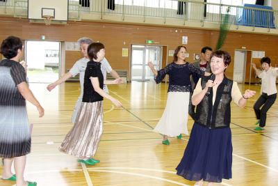フォークダンスは大槻さんが指導。...