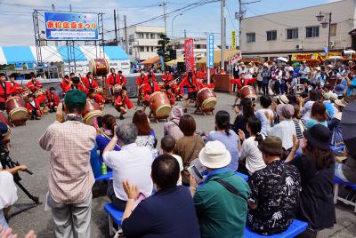 夏空の下、赤井いぶき太鼓の演奏で...