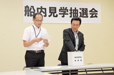 抽選箱から当選の応募はがきを取り...