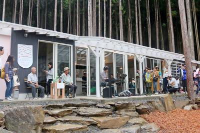 完成を祝い、管理棟の前で小林さん...