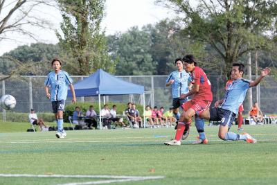 力強いドリブルシュートでネットを...