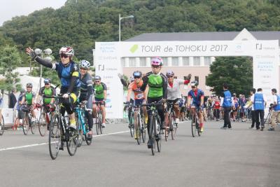 声援を受けてスタートする参加者た...