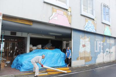 強風でシャッターが外れ、休日に対...