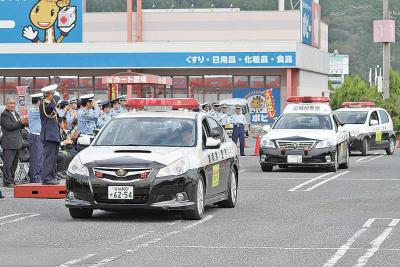 管内の見回りに向けて車両が一斉に...