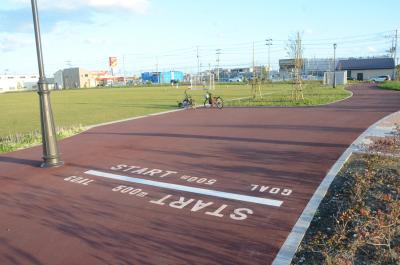 フットサルもできる芝の広場やジョ...