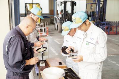 米を一粒ずつ確かめて色や大きさな...