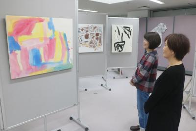 会場には柔らかな色彩の絵画が並ぶ