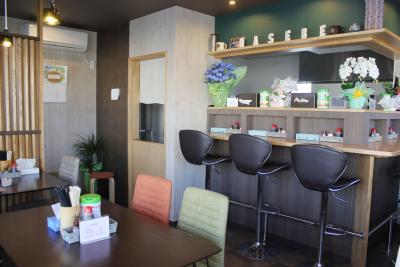 バーのような店内にはテーブル、カ...