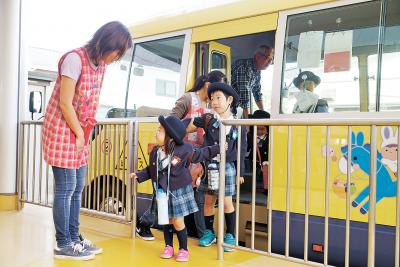 冬服の園児たちがバスから続々と降...