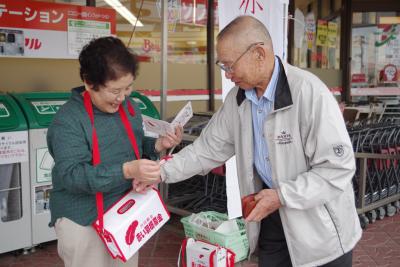 募金を呼び掛ける人と協力者の間に...