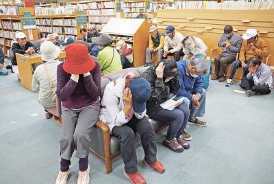 窓ガラスから離れた中央付近で身を...